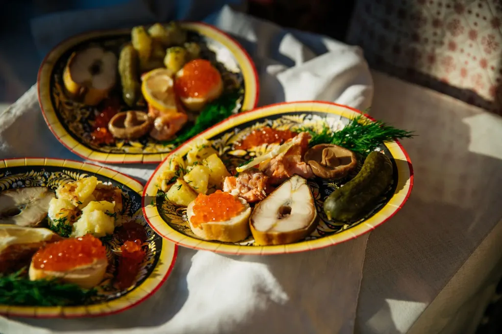 Мастер класс по греческой кухне в CulinaryOn — ассорти закусок на столе