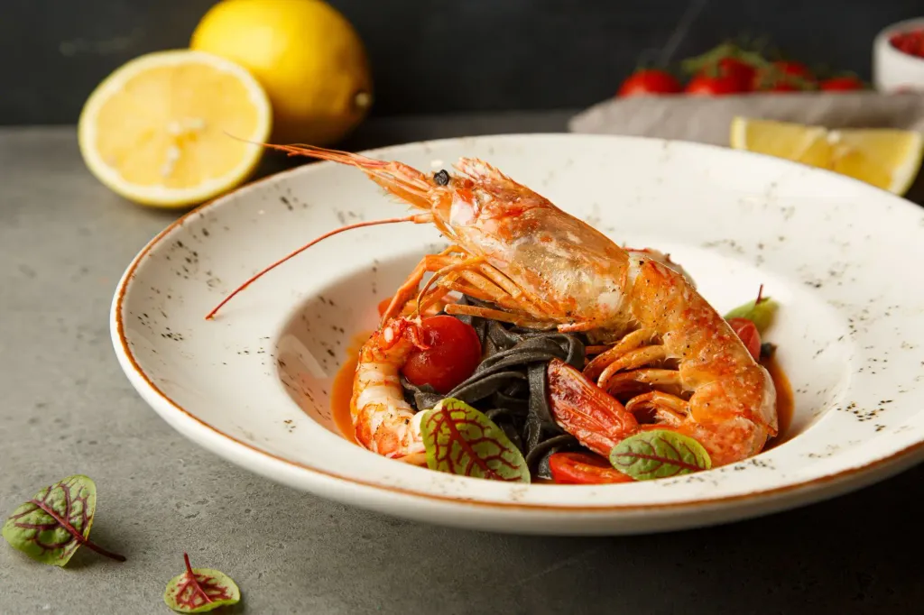 Мастер класс по греческой кухне в CulinaryOn — паста с креветками в глубокой тарелке