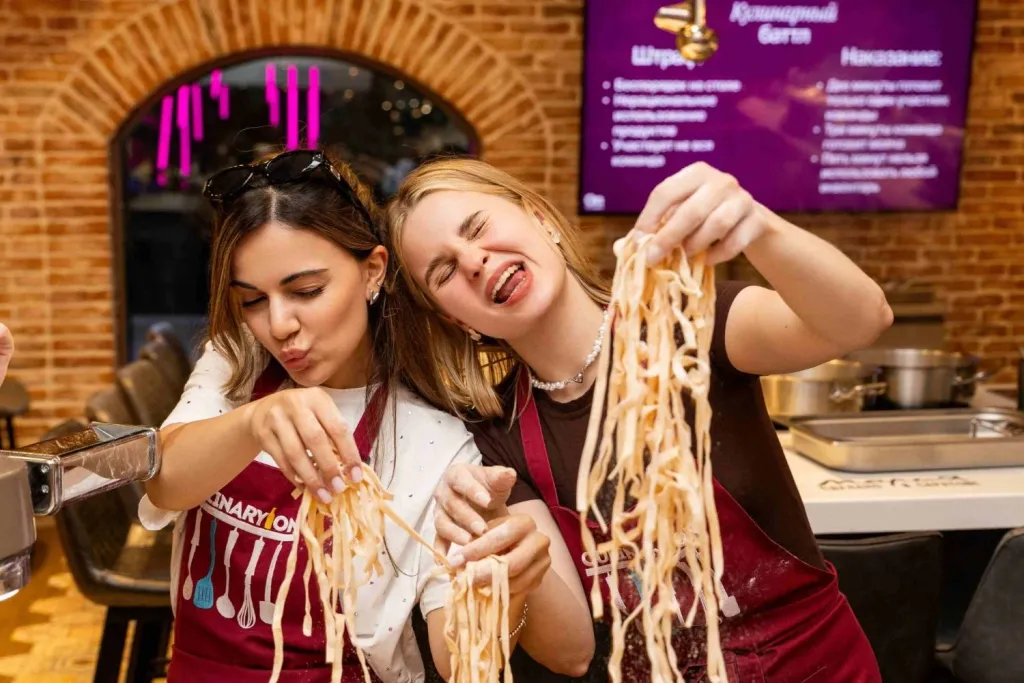 Корпоратив к 8 марта в CulinaryOn — гости готовят пасту вместе с шеф-поваром