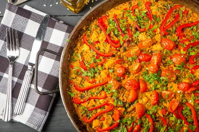 Мастер-класс по приготовлению хачапури — паэлья с овощами и зеленью в сковороде