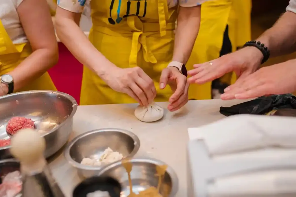 Кулинарные курсы в CulinaryOn — гости лепят хинкали на занятии