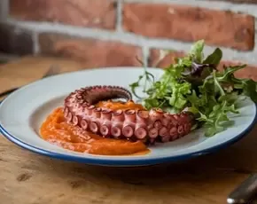 Осьминог на гриле с соусом Ромеско в CulinaryOn