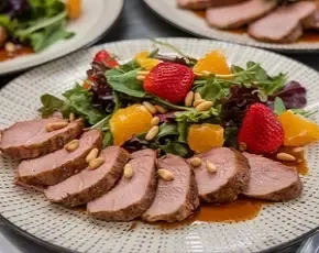 Салат с карамелизированной уткой в CulinaryOn
