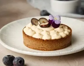 Черемуховый мини тарт с яблочным курдом и муссом из вареной сгущенки в CulinaryOn