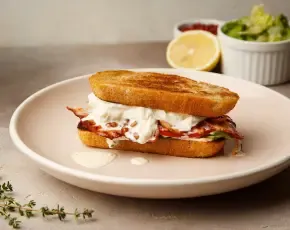Теплый сэндвич с беконом и трюфельной страчателлой в CulinaryOn