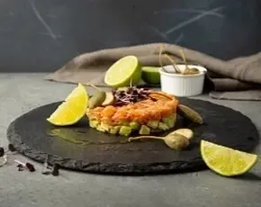 Тартар из лосося и авокадо в CulinaryOn