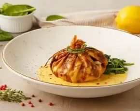 Блин с лососем и сыром камамбер под голландским соусом в CulinaryOn