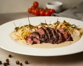 Диафрагма толстая Стейк мясника, спагетти De Cecco, соус пепе верде в CulinaryOn