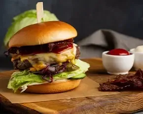 Бургер с котлетой из говядины и свежими овощами в CulinaryOn