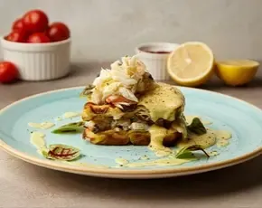 Картофельные вафли с крабом, томатом и соусом Пекорино в CulinaryOn