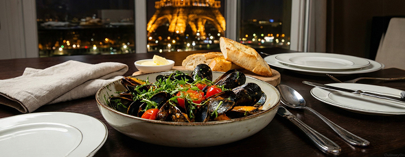 Ночь в Париже: Стейк с соусом Cafe de Paris, мидии по-французски и крем-брюле 