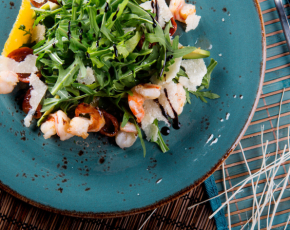 Салат с креветками, авокадо и вялеными томатами в CulinaryOn