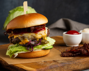 Бургер с котлетой из говядины и свежими овощами в CulinaryOn