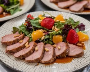 Салат с карамелизированной уткой в CulinaryOn