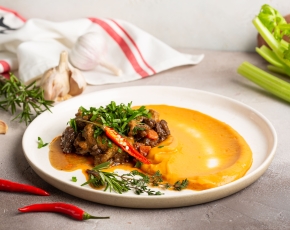 Телячьи щечки с нежным овощным  пюре в CulinaryOn