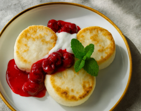 Домашние сырники с ягодным соусом в CulinaryOn
