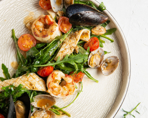 Теплый салат с морепродуктами в CulinaryOn