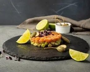 Тартар из лосося и авокадо в CulinaryOn