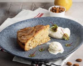 Ореховый пирог с грушей и мороженым в CulinaryOn