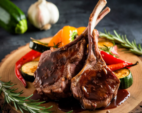 Каре ягненка с овощами гриль в CulinaryOn