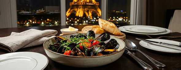 Ночь в Париже: Стейк с соусом Cafe de Paris, мидии по-французски и крем-брюле 