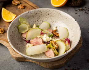 Салат с уткой, грушей и голубым сыром в CulinaryOn