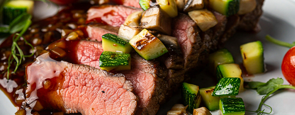 Гурман сет: салат с карамелизированной уткой, стейк Три Тип и торт два шоколада | 16+ 