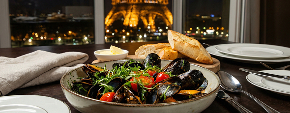 Ночь в Париже: Стейк с соусом Cafe de Paris, мидии по-французски и крем-брюле 