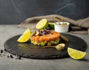 Тартар из лосося и авокадо в CulinaryOn