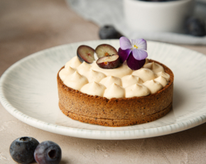 Черемуховый мини тарт с яблочным курдом и муссом из вареной сгущенки в CulinaryOn