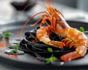 Черные лингвини с лангустиновыми креветками в CulinaryOn