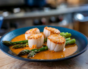 Гребешки со спаржей под соусом шафран в CulinaryOn