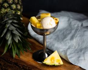 Карамелизированный  ананас с кокосовым мороженым и взрывной карамелью в CulinaryOn