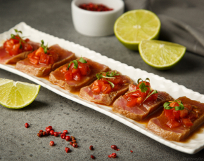 Татаки тунец, томаты и трюфельный соус в CulinaryOn