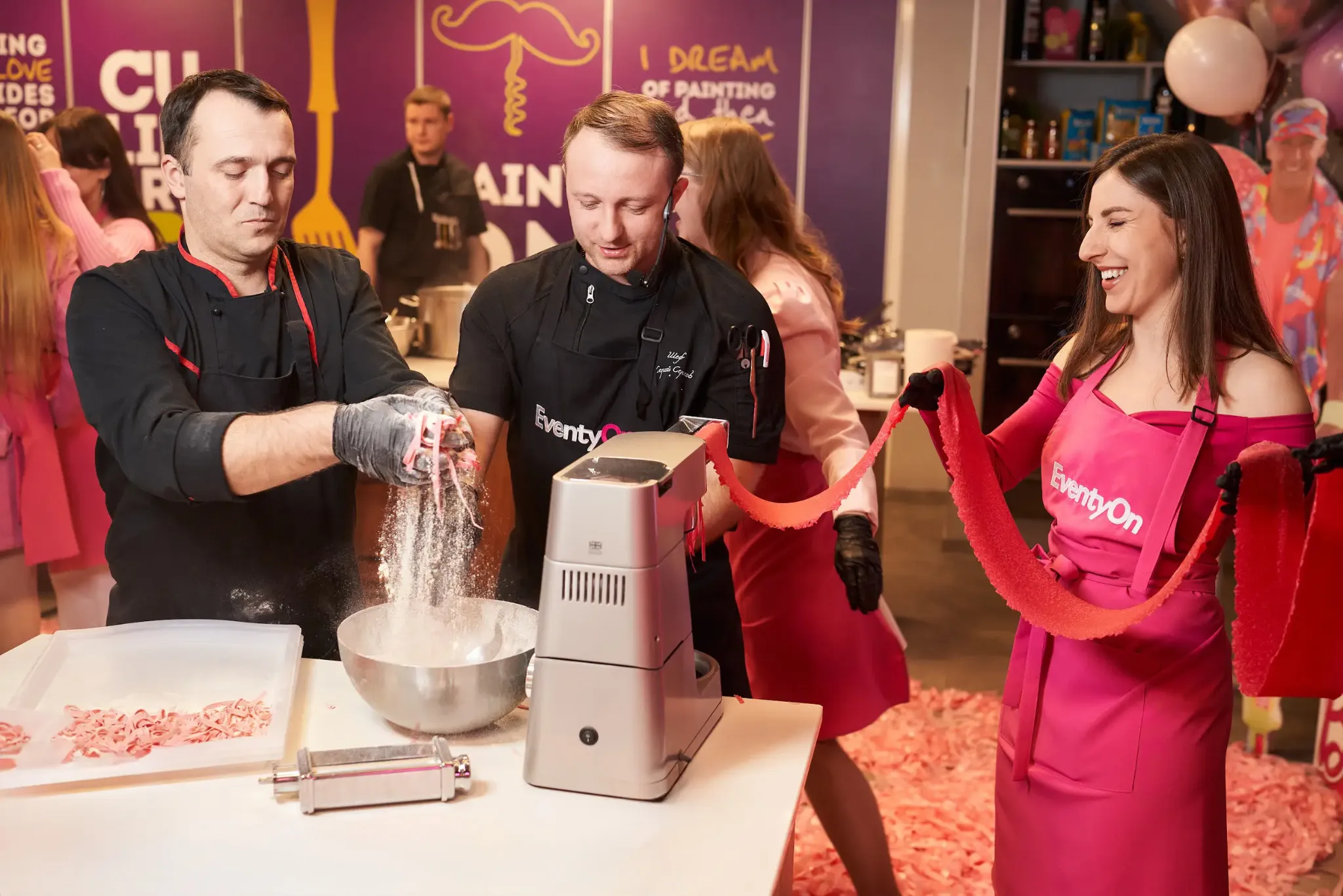 Мастер-класс для двоих в CulinaryOn — команда готовит пасту и смеётся