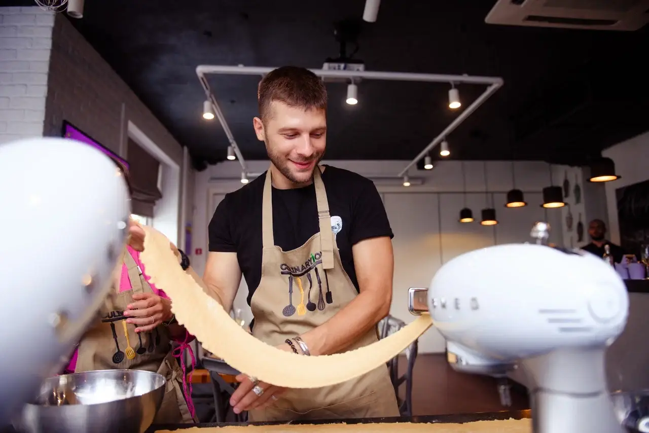 Мастер-класс для двоих в CulinaryOn — участник раскатывает тесто на кухне