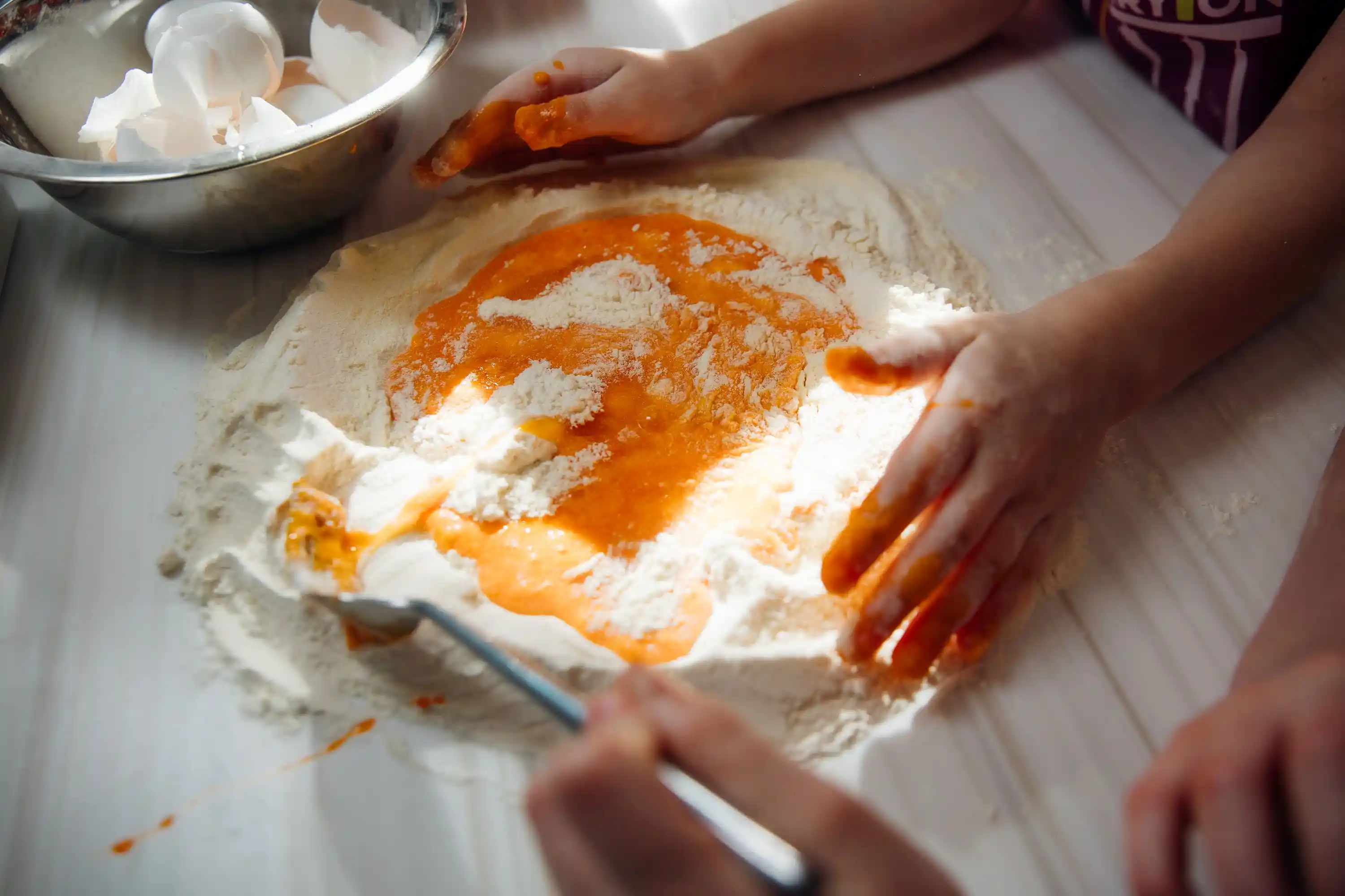 Мастер-класс по приготовлению пиццы для детей в CulinaryOn — дети замешивают тесто из муки и яиц