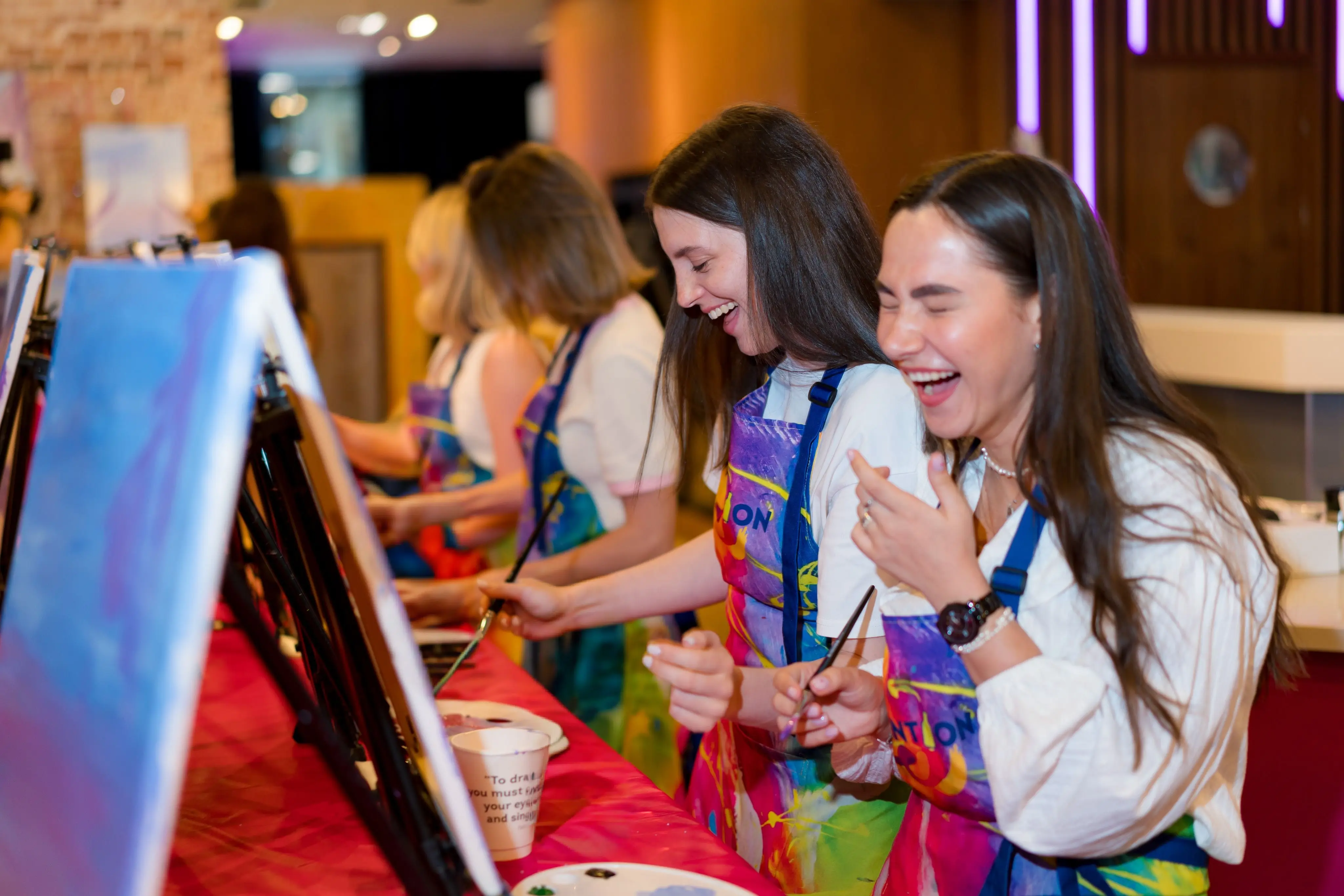 Арт-вечеринки в CulinaryOn — участницы рисуют за мольбертами и улыбаются