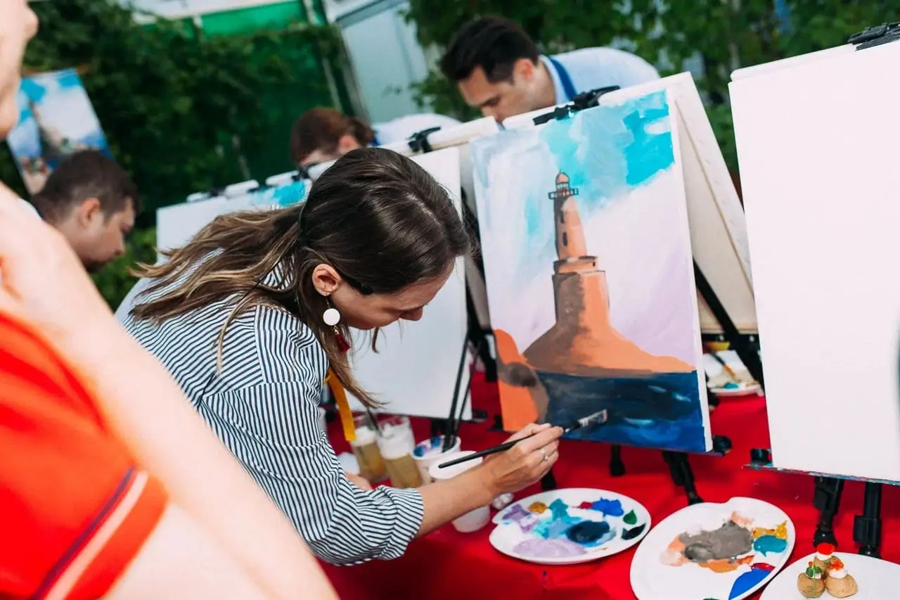 Арт-вечеринки в CulinaryOn — гостья рисует картину на холсте