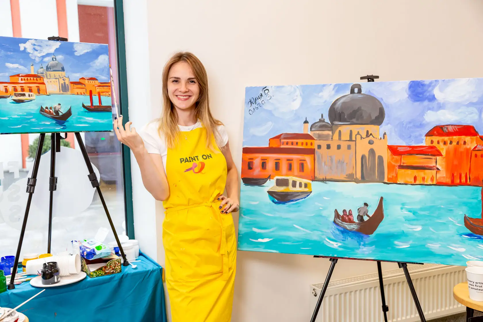 Арт-вечеринки в CulinaryOn — участница позирует с готовой картиной