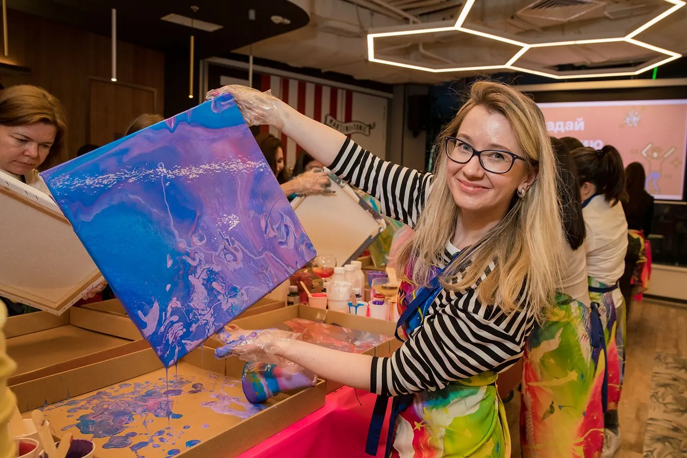 Мастер-класс по флюид-арту — участница показывает готовую картину