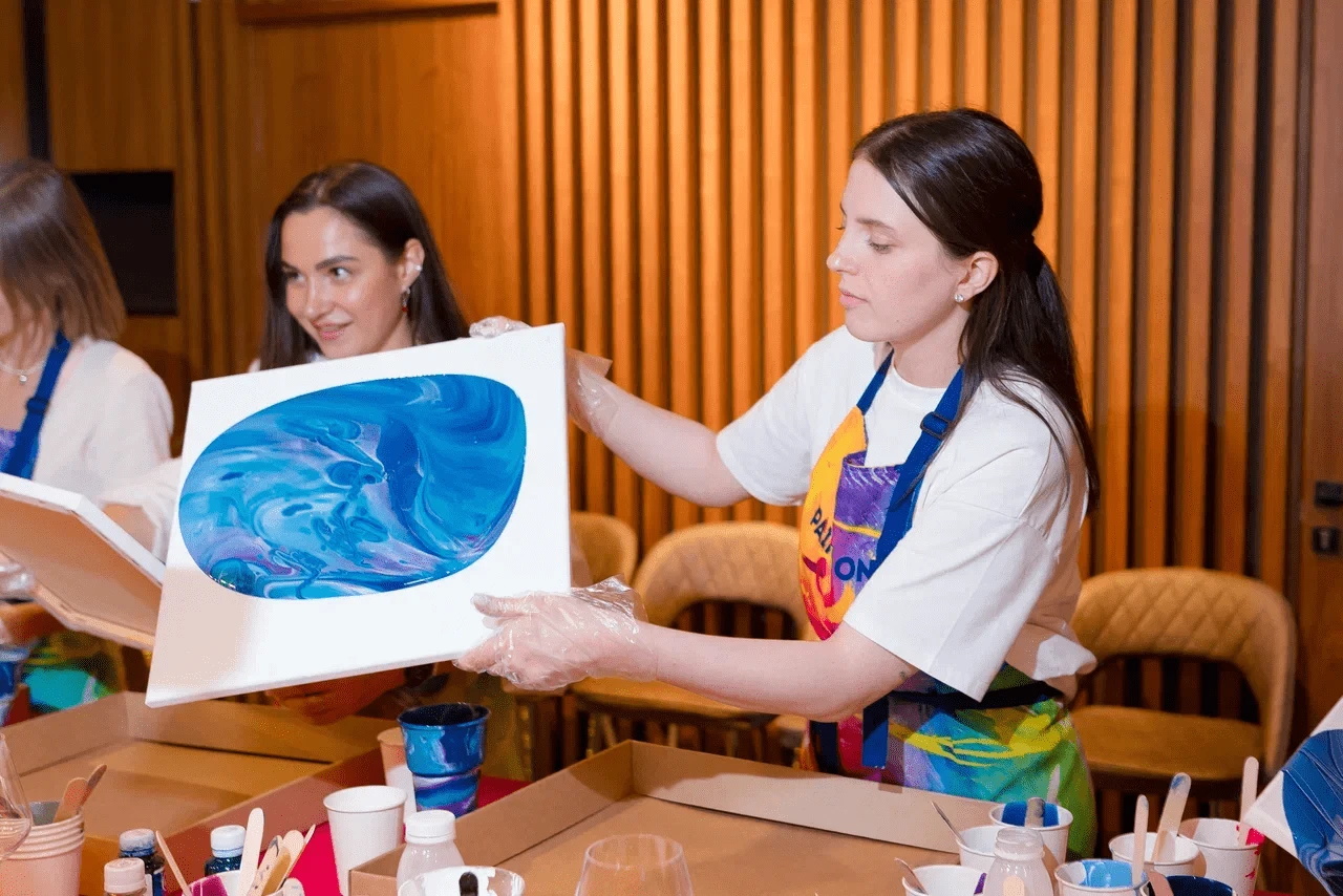 Мастер-класс по флюид-арту — участницы демонстрируют готовые работы