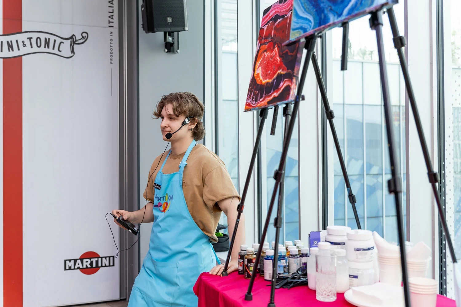 Мастер-класс по флюид-арту — художник показывает технику гостям