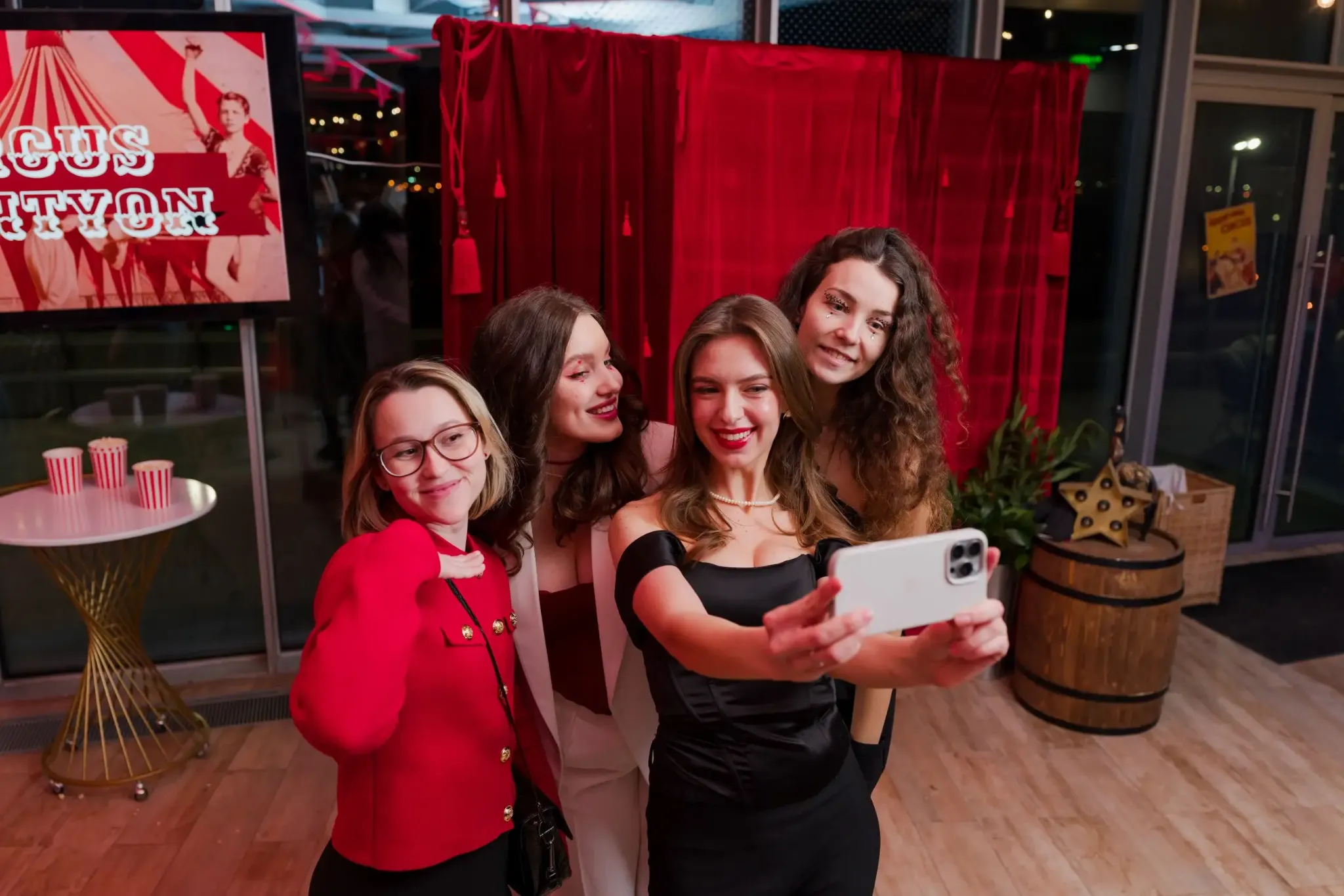 Мастер-класс по флюид-арту — гости фотографируются на мероприятии