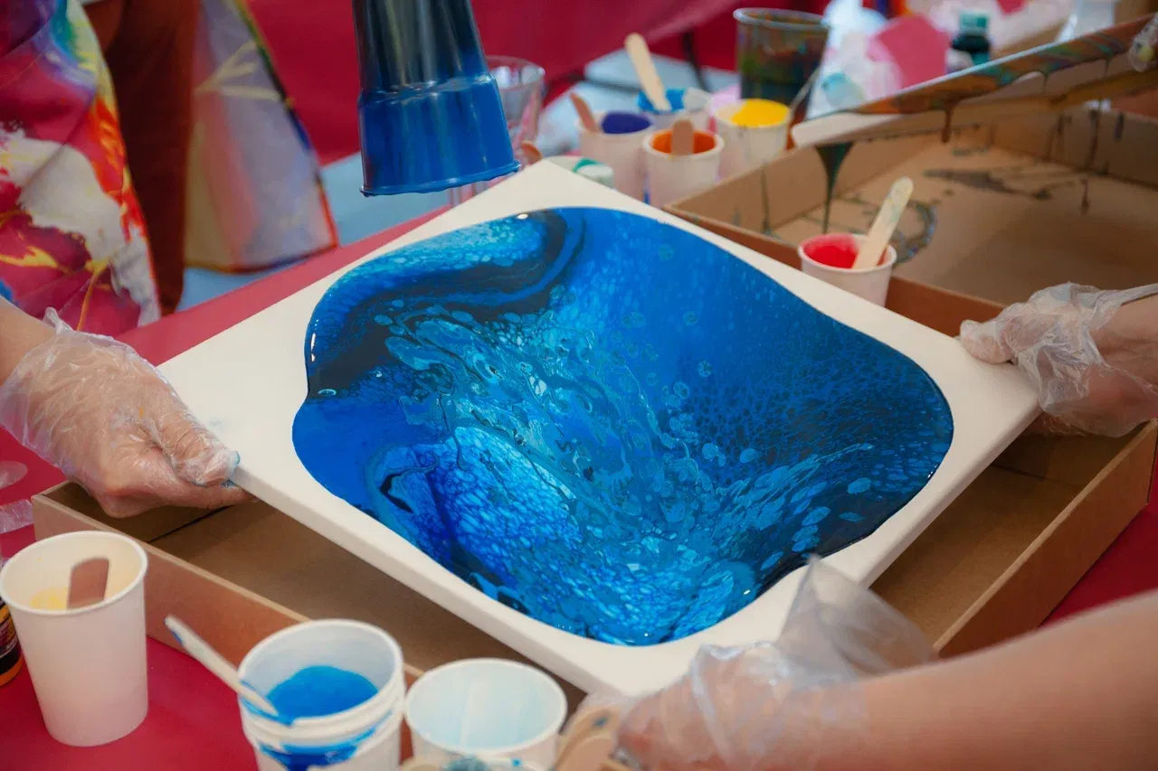 Мастер-класс по флюид-арту — процесс заливки акрилом на холст