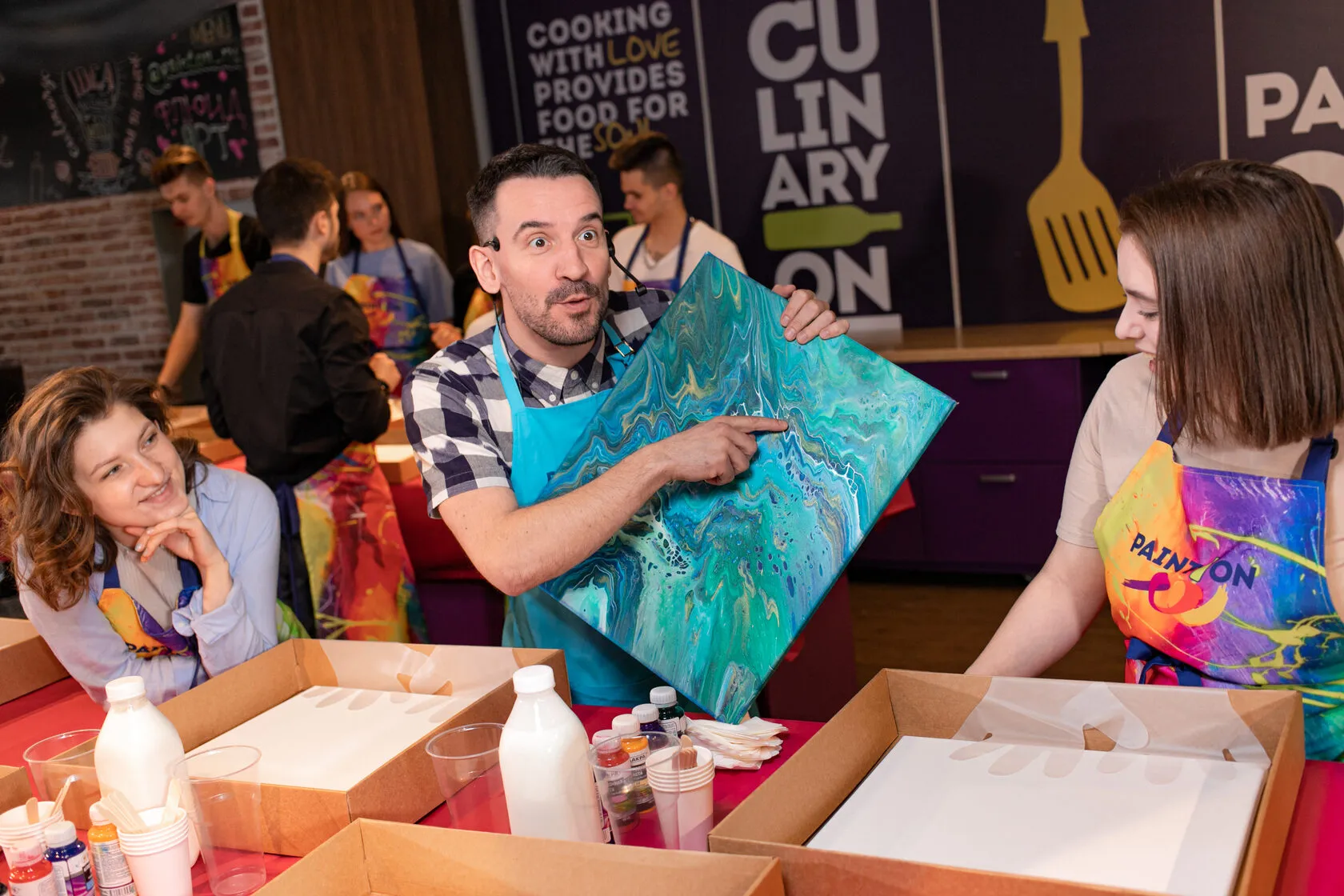 Мастер-класс по флюид-арту — художник показывает готовую работу