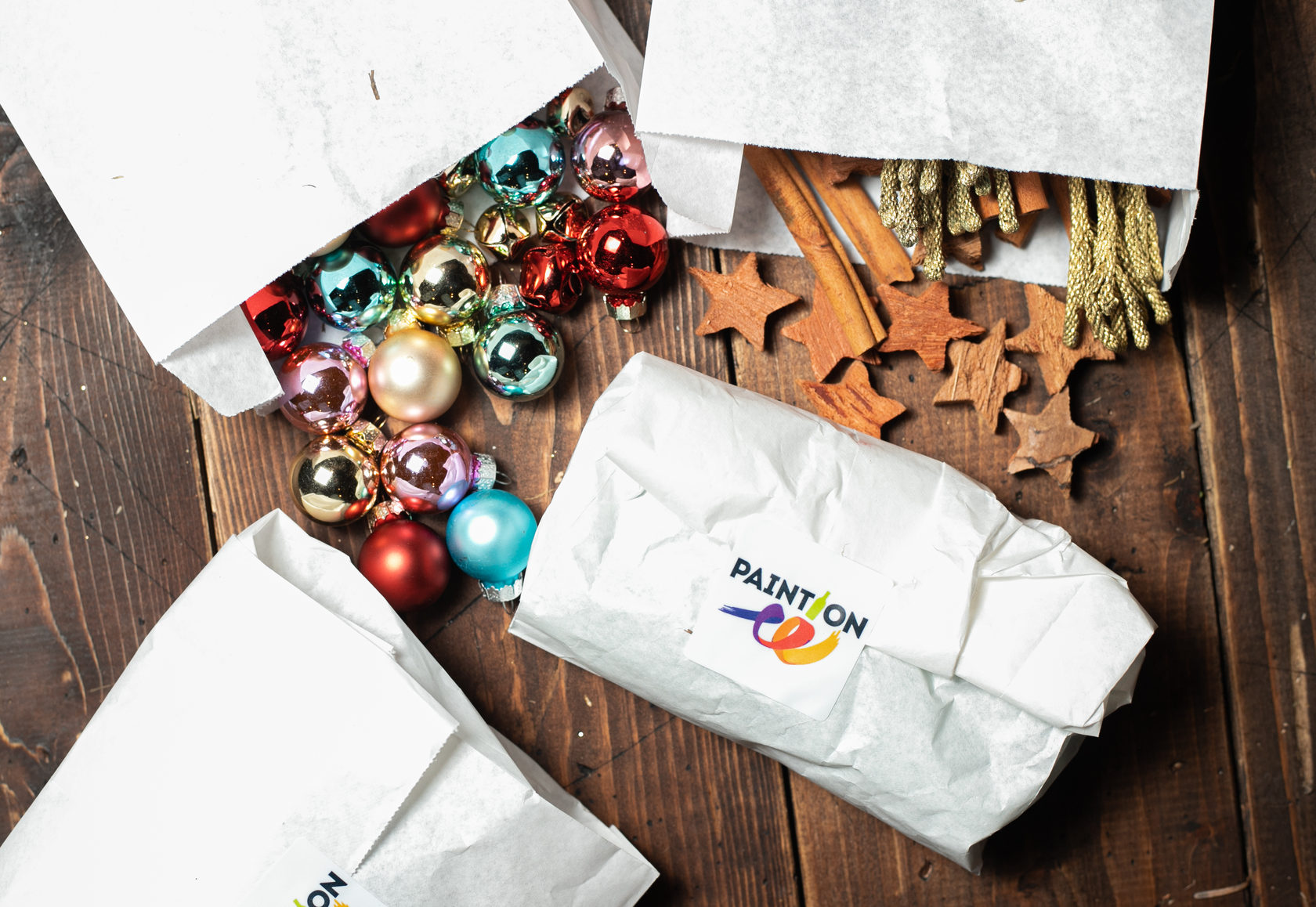 Мастер-класс рождественский венок — материалы для украшения: игрушки, корица, звезды