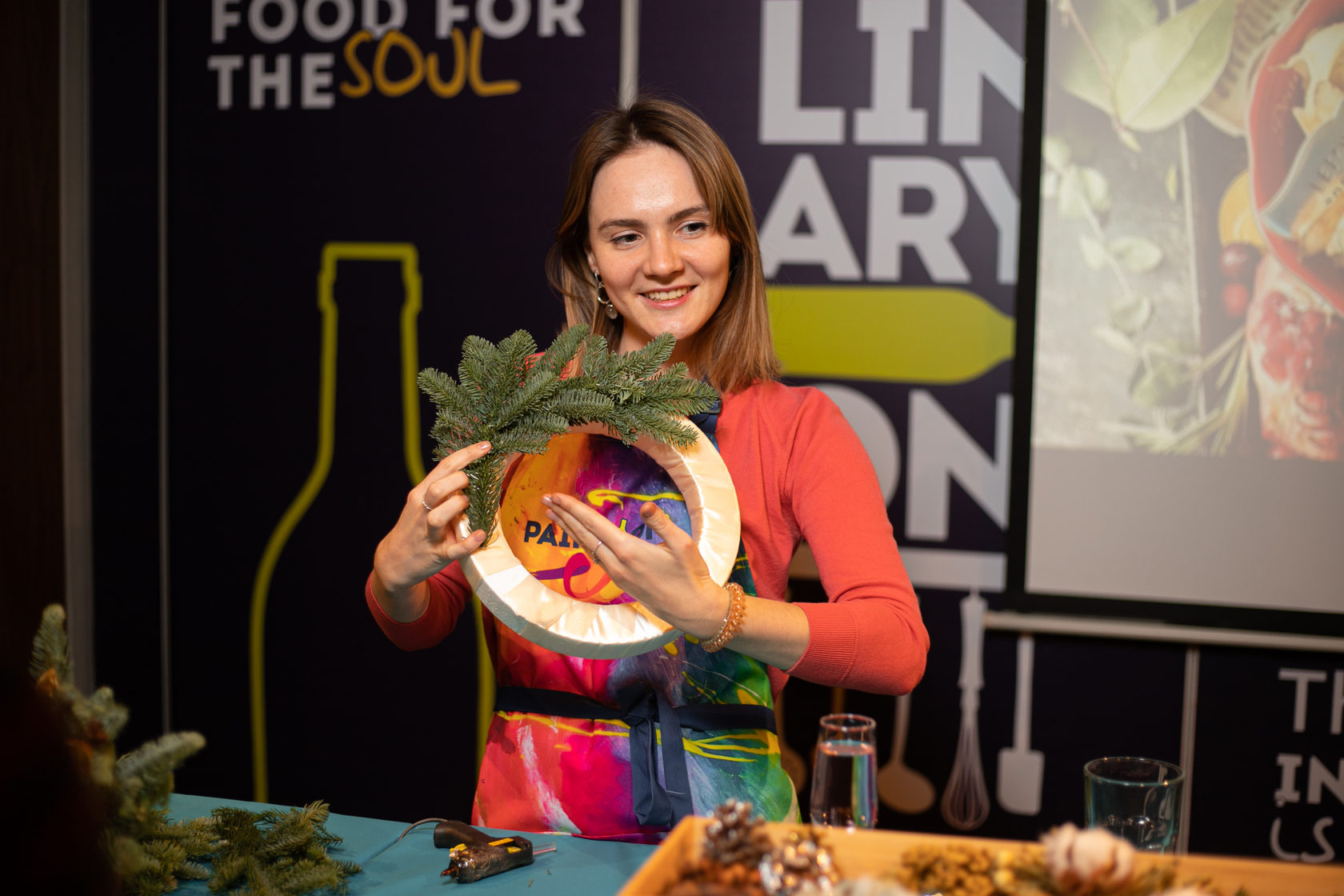 Мастер-класс рождественский венок — флорист показывает первый этап сборки