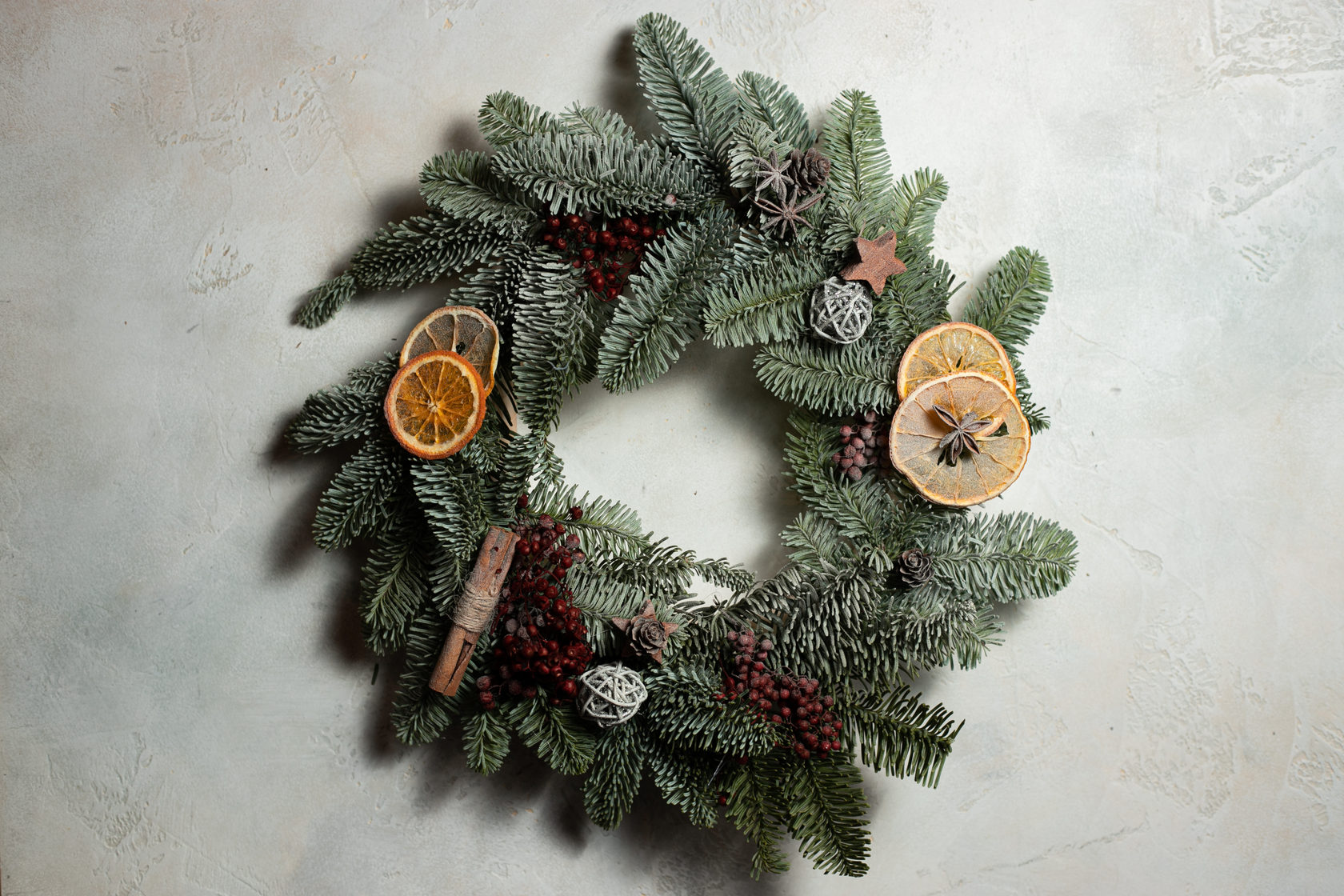 Мастер-класс рождественский венок — готовый венок из хвои с цитрусами и декором