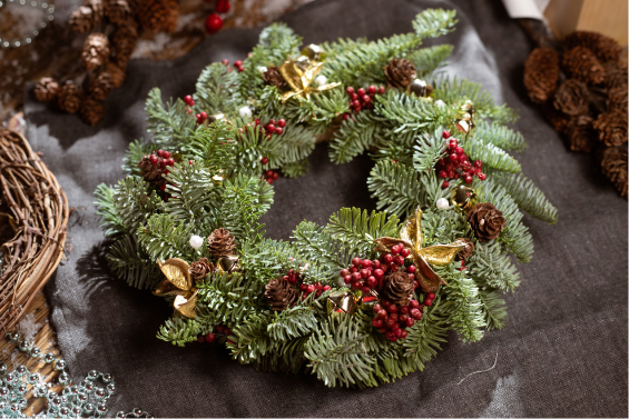 Мастер-класс рождественский венок — композиция с ягодами и золотыми элементами
